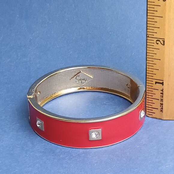 Retro Vampire Red Rhinestone Enamel Cuff Hinge Bangle Bracelet Clamper Gold Ton - Picture 2 of 5